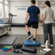 Atleta practica equilibrio con fisioterapeuta en clínica; Que tecnicas de fisioterapia son mas efectivas para recuperar lesiones deportivas