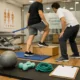 Fisioterapeuta supervisa ejercicio funcional en clínica de Sant Just Desvern; Que clinicas ofrecen ejercicio terapeutico funcional en Sant Just Desvern
